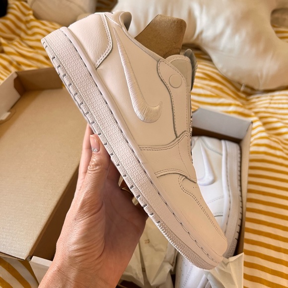 Women’s Air Jordan 1 ret low slip - Picture 9 of 11